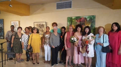 “Ofrenda a Cuba, que es mujer”.