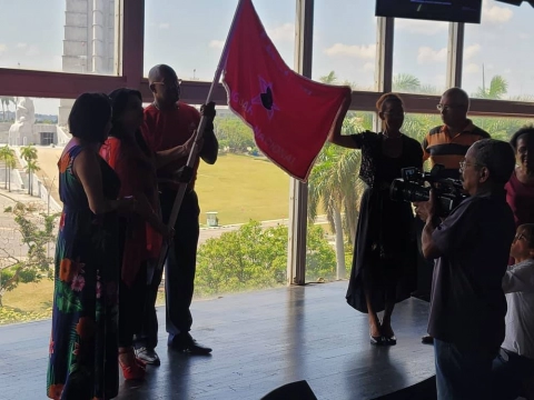 El Teatro Nacional de Cuba recibió bandera que identifica su colectivo como: "VANGUARDIA NACIONAL".