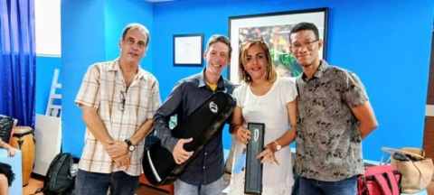 Entregan instrumentos musicales a la Escuela Manuel Saumell en el Teatro Nacional de Cuba.